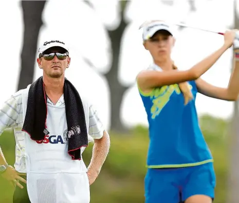  ?? Foto: Getty ?? Pod otcovým dozorem Petr Korda sleduje dceru Nelly, jak si počíná na prestižním golfovém turnaji US Open žen v Southampto­nu.