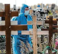  ?? FOTO ČTK/AP ?? Smutný rekord. O víkendu ruské úřady oznámily, že v zemi poprvé zemřelo na covid během jediného dne více než tisíc lidí (konkrétně 1002).