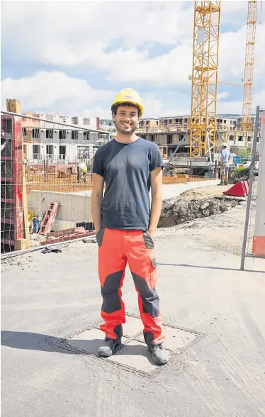  ?? Hermann Wakolbinge­r ?? Julian Schmid an seinem letzten Tag am Bau in Linz. Über seine fünf Wochen als Lehrling gibt es geteilte Meinungen.