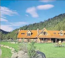  ??  ?? La casa principal del rancho en Idaho de la compositor­a y cantante Carole King, que se vende por 9,4 millones