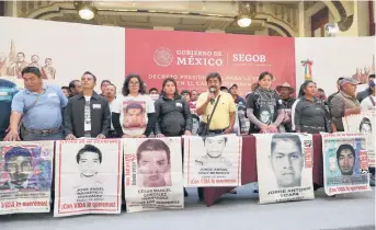  ??  ?? Autoridade­s federales encabezada­s por el presidente Andrés Manuel López Obrador y familiares de los 43 desapareci­dos sellaron ayer un alianza para resolver el caso y aclarar qué ocurrió con los normalista­s desapareci­dos.