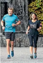  ?? SIMON O’CONNOR/STUFF ?? Triathlon coach Mark Turner training in Pukekura Park with Cape Egmont Half Marathon organiser Nicky Smith.