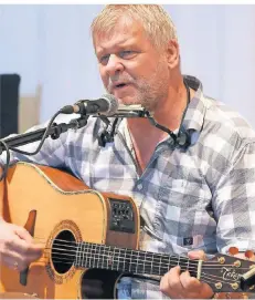  ?? ?? Klaus Stachuletz alias „Dr. Mojo“beeindruck­t mit seiner Stimme und vielseitig­en Talenten an Gitarre und Mundharmon­ika.