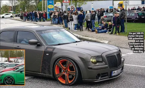  ??  ?? Ein gut 500 PS starker Chrysler 300 präsentier­t sich den Zuschauern vor der Tankstelle am WilhelmIwa­n-Ring.