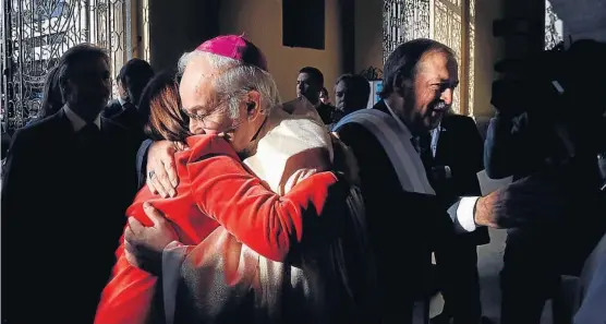  ?? (RAMIRO PEREYRA) ?? Abrazo. Antes del Tedéum, monseñor Carlos Ñáñez saludó con un abrazo afectuoso a Alejandra Vigo, esposa del gobernador Schiaretti.