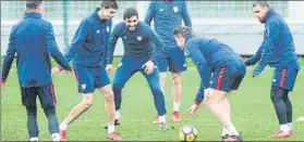  ?? FOTO: J. ECHEVERRÍA ?? Salida invernal Bóveda abandona el Athletic rumbo al Deportivo de La Coruña