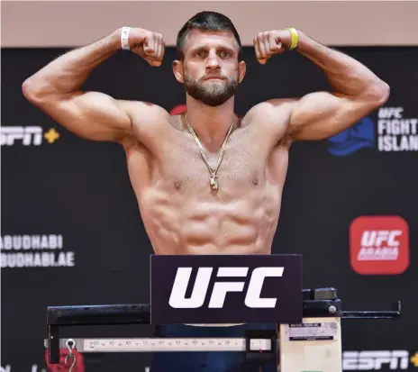  ?? Getty ?? Calvin Kattar, ranked sixth in the featherwei­ght division, steps on the scales at the Flash Forum yesterday at Yas Island, Abu Dhabi, ahead of his fight with Dan Ige, below right, on the main card on Thursday morning