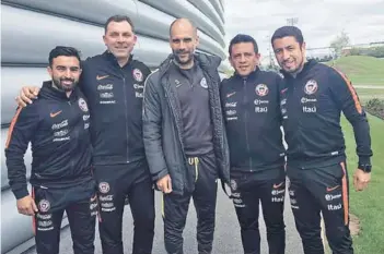  ??  ?? ► Caputto y su equipo técnico posa con Guardiola.