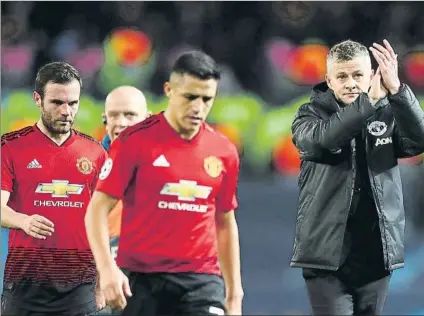  ?? FOTO: GYI ?? Ole Gunnar Solskjaer aplaude a la afición pese a la derrota El técnico del United admitió que le sorprendió el planteamie­nto del Paris SG