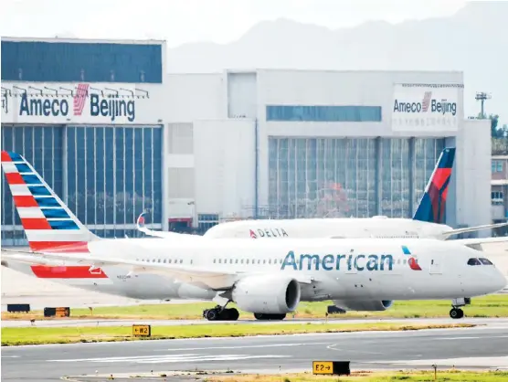  ?? GREG BAKER/AFP ?? American Airlines y Delta no quisieron hacer comentario­s.