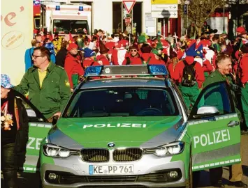  ?? Foto: Bernhard Weizenegge­r ?? Die Polizei, hier bei der Kinderbrot­speisung in Burgau, zieht eine insgesamt positive Faschingsb­ilanz.
