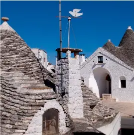  ??  ?? Dcha.: Las casitas blanca de Puglia parecen sacadas de un cuento… con final feliz. Al lado, Ciudad del Cabo, desde las alturas.