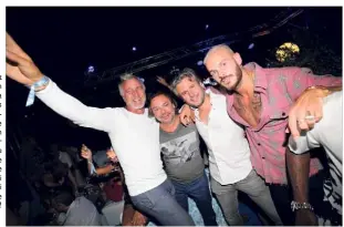  ??  ?? David Ginola et Matt Pokora en séance nouba avec leurs amis Harold et Jordan Bakalian de la concession Mapauto Jaguar Land Rover de Fréjus. Osmose totale, avec le Byblos, celle-ci célèbre aussi ses 50 ans cette année !