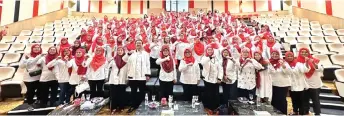  ?? ?? (Front row, from seventh left) Dr Hazland, Fatimah, Rohani, Sharifah Hasidah and party members pose for a group photo.