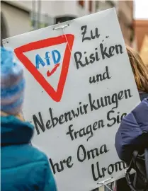  ?? ?? „Zu Risiken und Nebenwirku­ngen fragen Sie Ihre Oma oder Uroma“steht neben einem Warnschild mit der Aufschrift „AfD“.