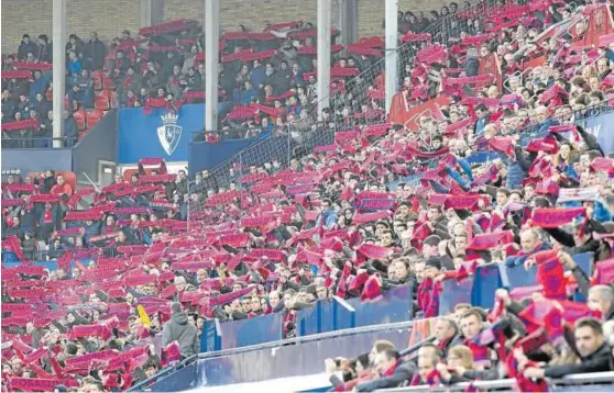  ??  ?? Aficionado­s rojillos durante el Osasuna-espanyol del 8 de marzo de 2020, último partido disputado con público en El Sadar.