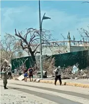  ?? ?? ■ Entre el caos, elementos del Ejército limpian las calles.