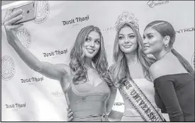  ?? GEREMY PINTOLO ?? Miss Universe 2017 Demi-Leigh Nel-Peters is flanked by Miss Universe 2016 Iris Mittenaere and Miss Universe 2015 Pia Wurtzbach as they take a selfie at the Dusit Thani Hotel in Makati yesterday.