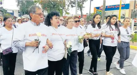  ??  ?? La familia de la joven asesinada encabezó la manifestac­ión en Xalapa.