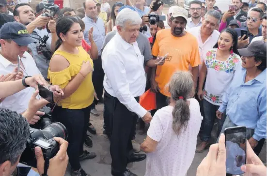  ?? VICTOR HUGO OLIVAS ?? &gt; Leocadio Cuevas le pide ayuda al presidente.