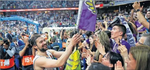  ??  ?? YA ESTÁ DE VUELTA. Sergio Llull celebra con el público del WiZink Center el pase a la Final Four de Belgrado.