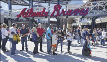  ?? HYOSUB SHIN /HSHIN@AJC.COM ?? Fans wait for the opening of the ballpark. They liked the new stadium’s cozy feeling and festive atmosphere.