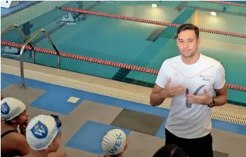  ?? — Photo by Shihab ?? UP CLOSE AND PERSONAL: South African Olympic champion Chad le Clos speaks to young swimmers at the GEMS Wellington Academy on Wednesday.