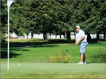  ?? NEWS PHOTO SAMANTHA JOHNSON ?? Kent Fukushima putts on the fifth green Friday at the PGA of Canada Senior National Championsh­ip hosted by Connaught Golf Club.