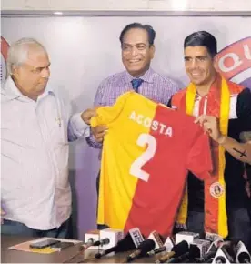  ?? FACEBOOK DEL EAST BENGAL ?? Johnny Acosta en su presentaci­ón con el East Bengal, de India. El mundialist­a, de 35 años, tiene contrato hasta mayo.