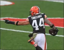  ?? TIM PHILLIS — FOR THE MORNING JOURNAL ?? .
Sione Takitaki returns an intercepti­on for a touchdown during the Browns’ 22-17 win over the Eagles on Nov. 22