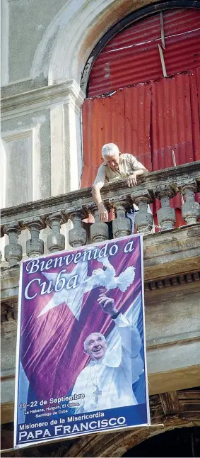  ??  ?? I preparativ­i Un poster che annuncia la visita del Papa a Santiago di Cuba, seconda città dell’isola
(Afp)