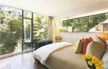  ?? Liz Rusby / Grubb Co. ?? This bedroom enjoys parklike views through floor-to-ceiling windows.