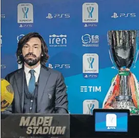  ?? FOTO: GYI ?? Andrea Pirlo, junto a la Supercoppa
Ayer, en la conferenci­a de prensa