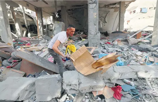  ?? I
AFP ?? Un palestino revuelve escombros tras un bombardeo en Rafah.
