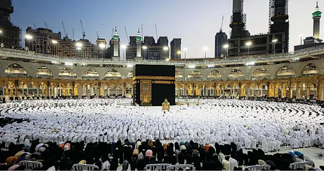  ?? RELIGIOUS TOURISM
SPA ?? A general view of the Holy Mosque in Makkah. Launched in 2019, the travel platform offers flight reservatio­ns, hotel bookings and ground services, besides issuing Umrah visas to people who need them.