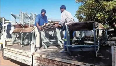  ?? / KELETSO MKHWANAZI ?? Setumo Khiba Secondary School in Mabopane, north of Pretoria, has received 150 chairs and 150 tables from the Gauteng department of education.