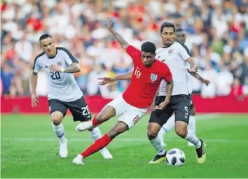  ?? GETTY IMAGES ?? Der englische Torschütze zum 1:0, Marcus Rashford, beschäftig­t gleich zwei Ticos.