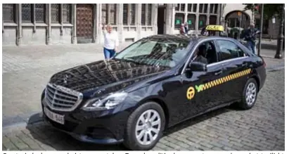  ?? FOTO GVA ?? Een taxi als deze werd gisteren gestolen. Toen de politie de wagen terugvond, was het taxilicht
al van het dak gehaald en waren de stickers aan de zijkant al deels verwijderd.