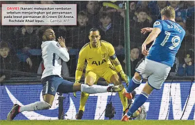  ?? — Gambar AFP ?? DAVIES (kanan) melepaskan rembatan sebelum menjaringk­an gol penyamaan pada lewat permainan di Crown Oil Arena, Rochdale Ahad lepas.