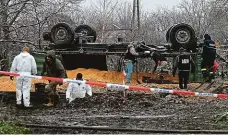  ?? FOTO REUTERS ?? Odkud to přiletělo? Pohled na místo destrukce v Przewodówě.