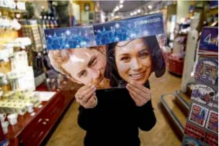  ??  ?? Todos los negocios de Londres cubrieron sus vidrieras con la gran oferta de merchandai­sing de la “Boda Real”. Posters, cervezas, tazas, banderas y hasta caretas con la imagen de los novios desde centavos.