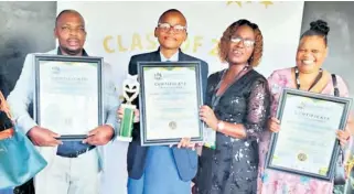  ?? ?? Nkosinathi Nene, top achiever Ziphozenko­si Mntambo, Khombindle­la school principal Nompumelel­o Mthiyane and Bongi Nene