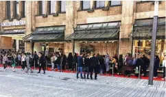  ??  ?? Ein Ausschnitt der Warteschla­nge vor dem Kaufhaus an der Kö: Knappe zwei Stunden mussten einige anstehen.