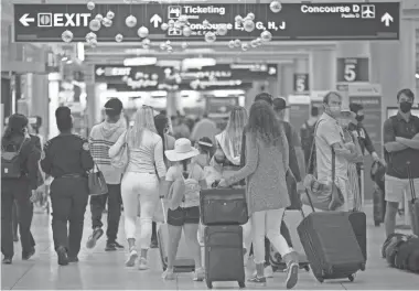  ?? DAVID SANTIAGO/AP ?? More than 3 million moved through U.S. airport security over the weekend, and the crowds of passengers are expected to grow. Sunday is likely to be the busiest day of the holiday period.