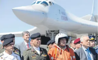  ?? AFP / FEDERICO PARRA ?? Vladimir Padrino (de militar) recibe dos Tupolev Tu-160 rusos en el aeropuerto de Maiquetía.