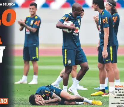  ??  ?? BROMA. Neymar se tira al césped mientras sus compañeros se ríen.