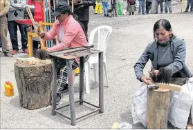  ?? GLORIA TACO / EXPRESO ?? Latacunga. Las mujeres forman parte de esta labor patrimonia­l.