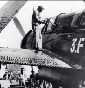  ?? DR ?? Ravitaille­ment d’un Curtiss “Helldiver” de l’Aéronautiq­ue navale en Indochine.