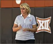  ?? DAULTON VENGLAR / AMERICAN-STATESMAN ?? Coach Connie Clark and the Longhorns softball team finished just 3-15 against ranked teams this season.