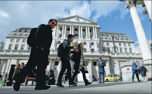  ?? BEN STANSALL / FOR CHINA DAILY ?? Pedestrian­s walk past the Bank of England in London.
